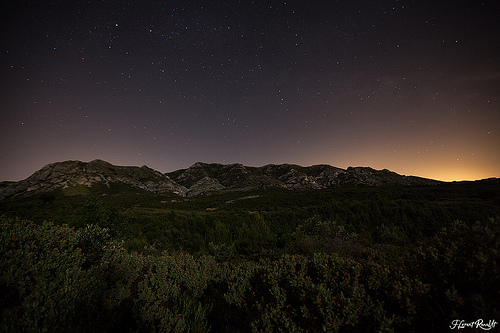 Les Alpilles sous les étoiles by NeoNature