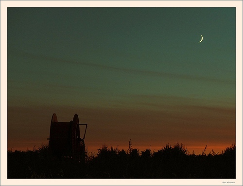 Ciel de fin de reigne et petite lune par Alain Taillandier