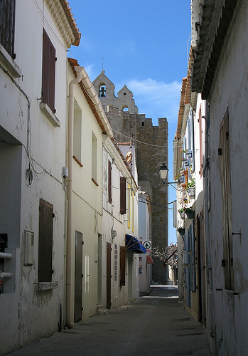 Ruelle à Sainte Marie de la Mer by mistinguette18