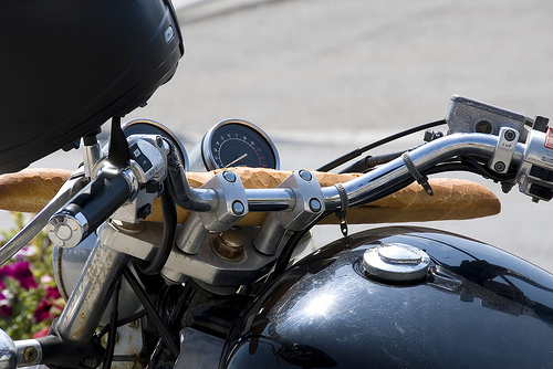 La baguette à moto par Massimo Battesini