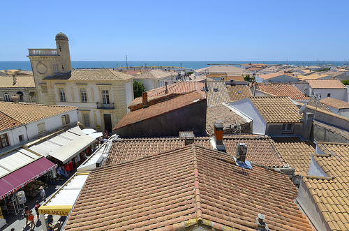 Les toits de Saintes Maries de la mer - Capitale de la Camargue by Massimo Battesini