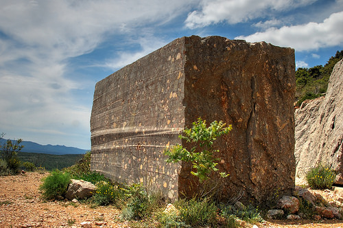 Bloc de Marbre dans le Massif de la Sainte Victoire by Josiane D.