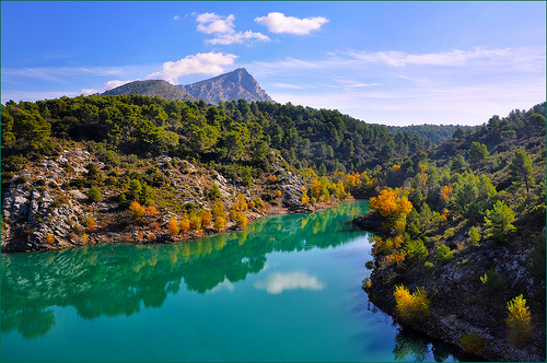 Le lac Bimont et la montagne Sainte-Victoire par Charlottess