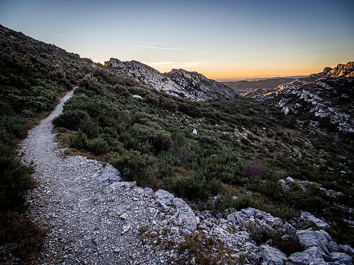 Randonnée au coucher du soleil dans les Alpilles par arsamie