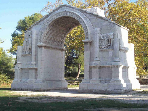 Arc de triomphe à Glanum - Saint-Rémy-de-Provence. par Only Tradition