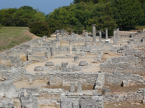 Glanum - Les Antiques - ruines de l'ancien quartier résidentiel par Vaxjo