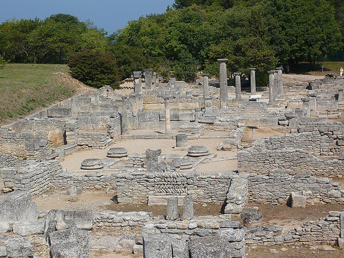 Glanum - Les Antiques - ruines de l'ancien quartier résidentiel by Vaxjo