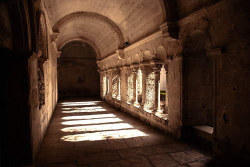 Le cloitre du Monastère Saint-Paul de Mausole by didier bloch