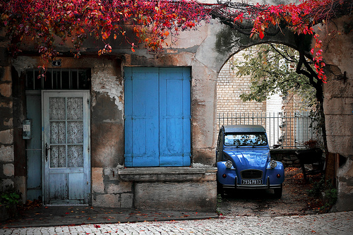 Automne en rouge et bleu à Saint Rémy par Boccalupo