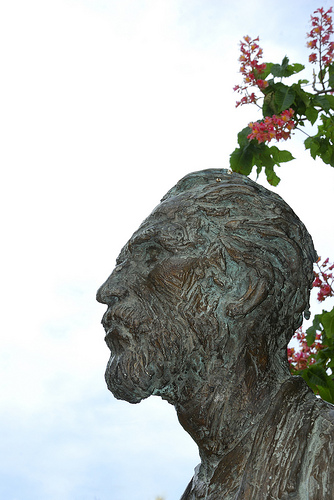 Statue de Vincent Van Gogh by Miguel Ángel Yuste