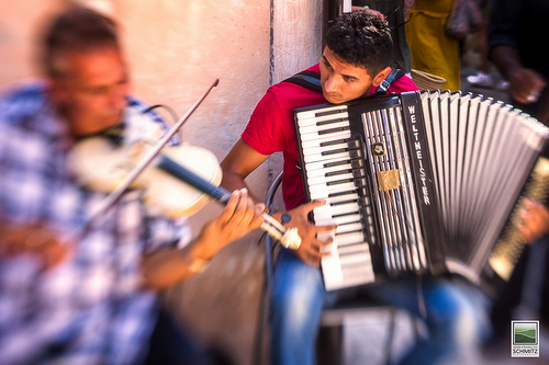 Accordéon et violon sur le marché de Saint-Rémy-de-Provence par JF Schmitz