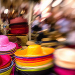 Chapeaux de couleur sur le marché provençal par JF Schmitz - St. Rémy de Provence 13210 Bouches-du-Rhône Provence France