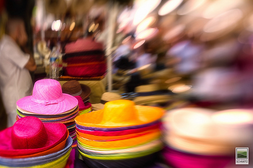 Chapeaux de couleur sur le marché provençal by JF Schmitz