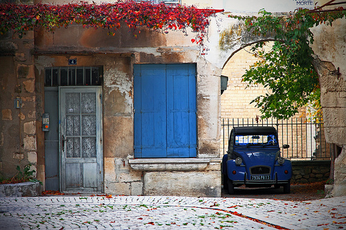 Bleu provence : volet et deux chevaux par Boccalupo