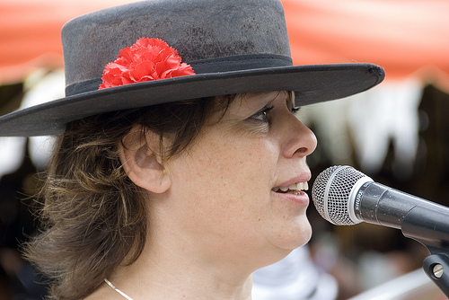 Chanteuse de rue à Saint Remy par Massimo Battesini