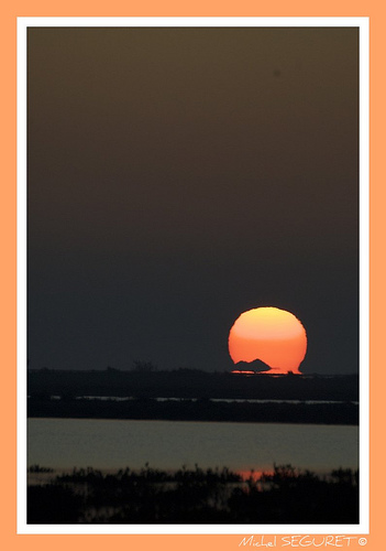 Coucher au Phare de la Gacholle (Camargue) par michel.seguret