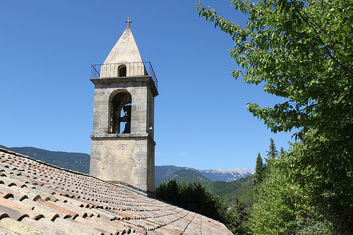 Vue sur le sommet du Ventoux depuis Montbrun et son église par gab113