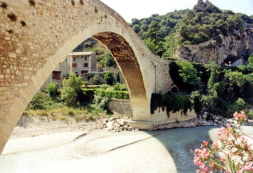 Au pied du pont roman de Nyons par alainmichot93