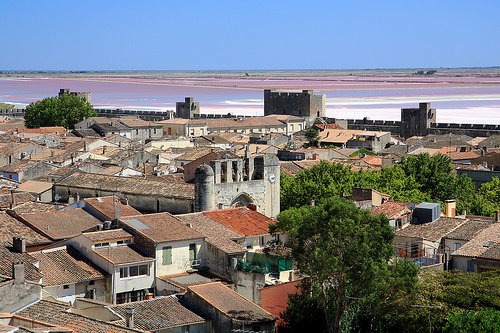 Aigues-Mortes, ses remparts, et l'étang de la ville par Aschaf