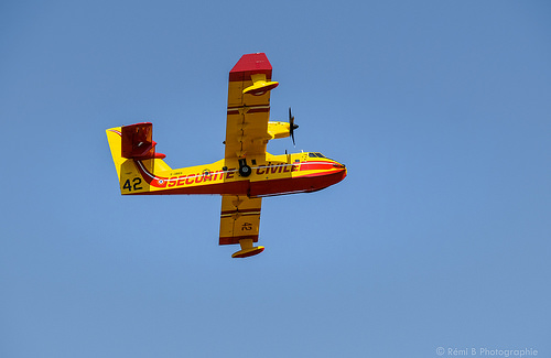 Canadair de la sécurité civile en plein vol by Rémi Avignon