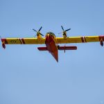 Canadair rouge et jaune dans le Gard by Rémi Avignon -   Gard Provence France
