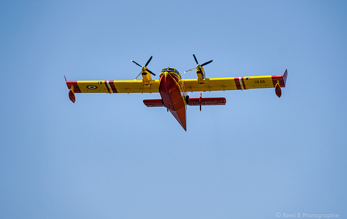 Canadair rouge et jaune dans le Gard par Rémi Avignon