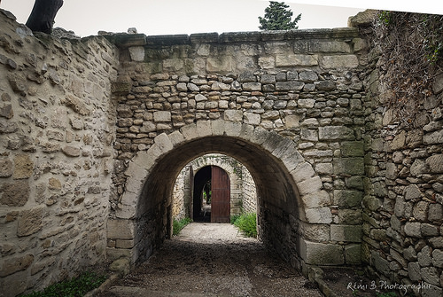 Passage voûté à Villeneuve by Rémi Avignon