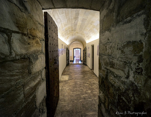 Porte secrète - Abbaye de Villeneuve les Avignon by Rémi Avignon