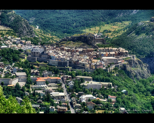 Vue sur la cité Vauban de Briançon by Alain Cachat