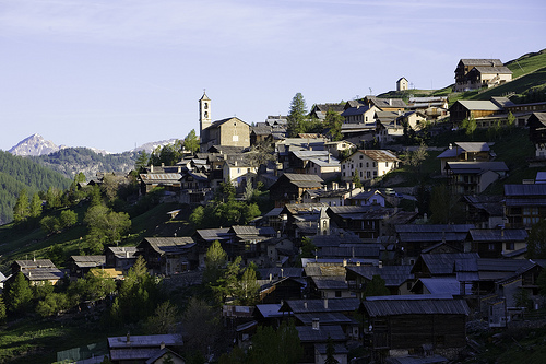 les étages de maisons adossées à la montagne par fabien thibault