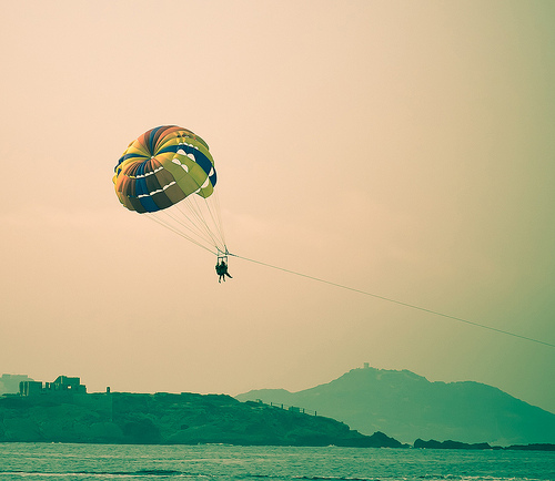 Parachute ascensionnel sur la côte by Macré stéphane