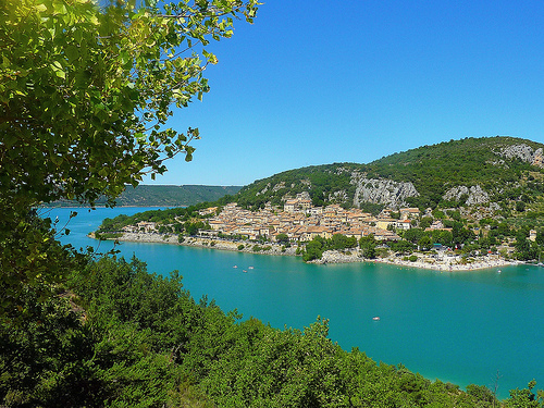 Le village de Bauduen sur le lac de Sainte-Croix. Provence. by nic( o )