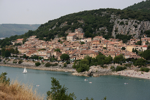 Lac de Sainte Croix et village de Bauduen par Pab2944