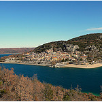 Vue sur le village de Bauduen de l'autre côté de la rive par nevada38 - Bauduen 83630 Var Provence France