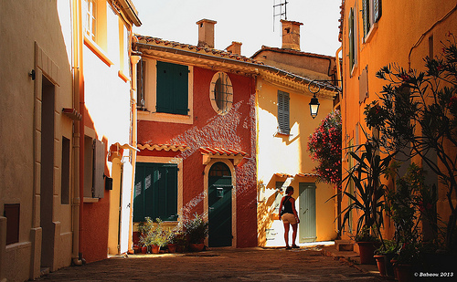 Dans les rues chaudes de Bormes les Mimosas par Babaou