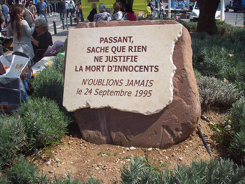 Stèle commémorative, Cuers, Var. Massacre d'une dizaine de personnes un dimanche matin, en pleine rue, par un jeune déséquilibré. par Only Tradition