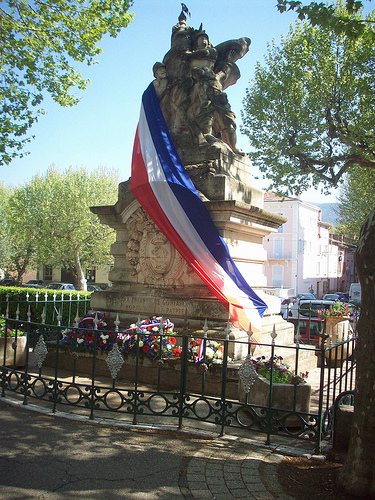 Journée de la Déportation. Monument aux morts, Gonfaron, Var. par Only Tradition