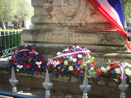 Journée de la Déportation. Monument aux morts, Gonfaron, Var. par Only Tradition