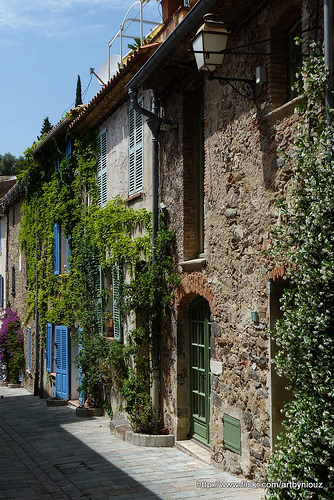 Ruelle de Grimaud par Niouz