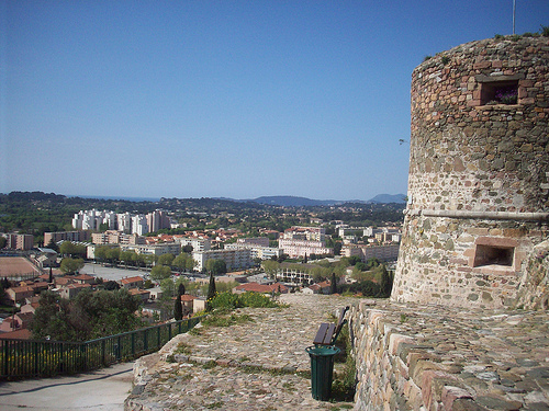 Vue sur La Garde, depuis le Rocher. La Garde, Var. par Only Tradition