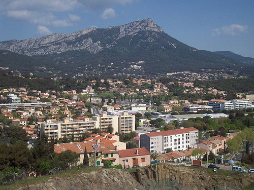 Vue sur le mont Coudon (701 mètres) depuis le Rocher. La Garde, Var. par Only Tradition