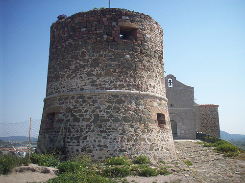 Vieille Garde. Le Rocher. Ancien château et chapelle du XIème siècle. La Garde, Var. par Only Tradition