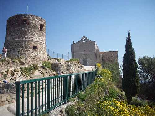 Ancien château et chapelle du XIème siècle by Only Tradition