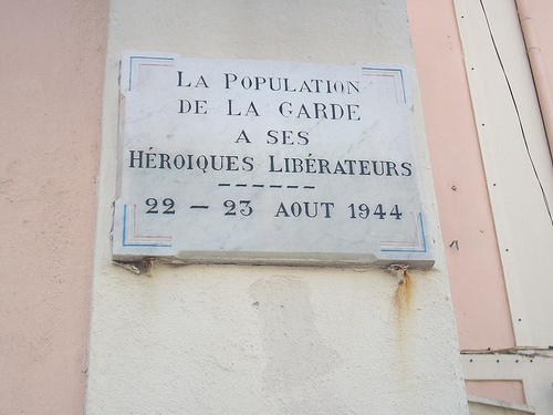 Stèle apposée sur la façade de la mairie. Libération de La Garde, août 1944. Hôtel de Ville, La Garde, Var. par Only Tradition