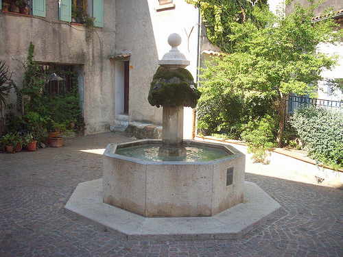 Fontaine, Le Rocher, La Garde, Var. par Only Tradition