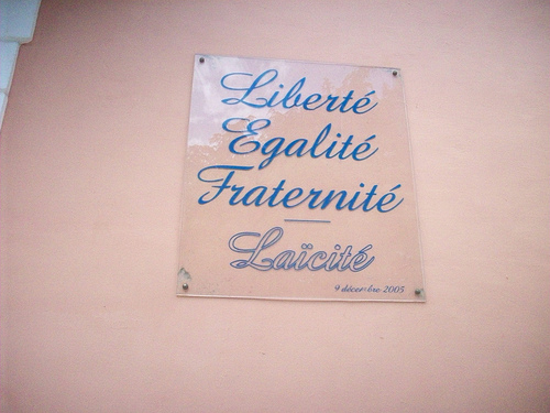 Liberté, Egalité, Fraternité, Laïcité. Stèle apposée pour le centenaire de la loi de séparation des Eglises et de l'Etat, en 1905. Hôtel de Ville, Le Cannet des Maures, Var. par Only Tradition