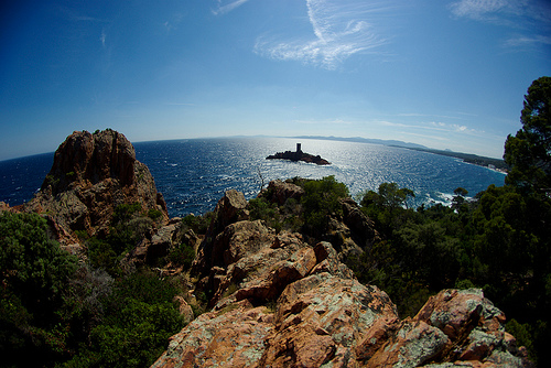 Cap du Dramont... vue sur l'ile d'Or by Zaskars