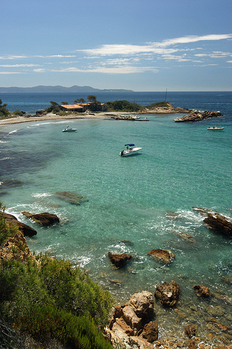 Plage à quelques pas du fort de Brégançon by chris wright - hull