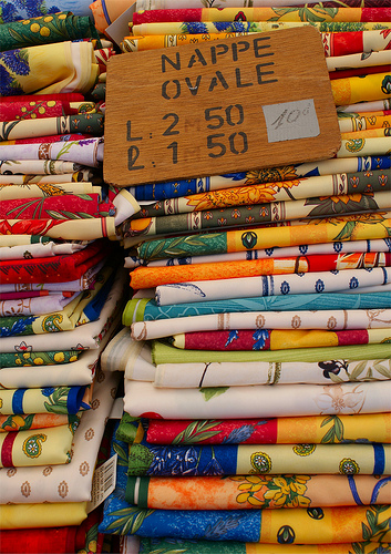 Sunshine on your table - tablecloth at the market par Elisabeth85 {Way too busy}