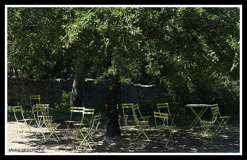 Chaises à l'ombre à l'Abbaye de Thoronet par michel.seguret